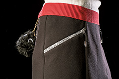 シルエットが美しいダンボールカノコ素材で仕立てたスカート。ポケット部分のあしらいが装いを格上げ。UPF50と紫外線防止対策も。