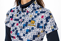 カラフルなクロスワードパズル柄のシャツ。ボトムスは明るい色から落ち着いた色までコーディネートできます。