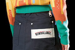 バックポケットには「NEWBALANCE」のロゴが。身体にフィットするタイトなシルエットながら、伸縮性が高く動きやすさをキープ。