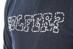 繊維が細かい12ゲージメリノウールを使用したニットの胸元に施されるのは、ハンドステッチで仕上げた「GOLFER?」刺繍。