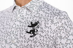 ポロシャツには、ブランドロゴを北欧幾何学的に表現した総柄をデザイン。派手すぎず、大人っぽく柄を楽しみたいゴルファーに最適。