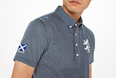 ボタンダウンシャツは、ネイビー×ホワイトのさりげない細ピッチのストライプ柄。ほどよいハリ感があり、着心地も抜群。