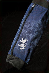 スマートなラウンドに欠かせない、軽くてコンパクトなセルフスタンドバッグには、英国らしいアイコンロゴを刺繍。
