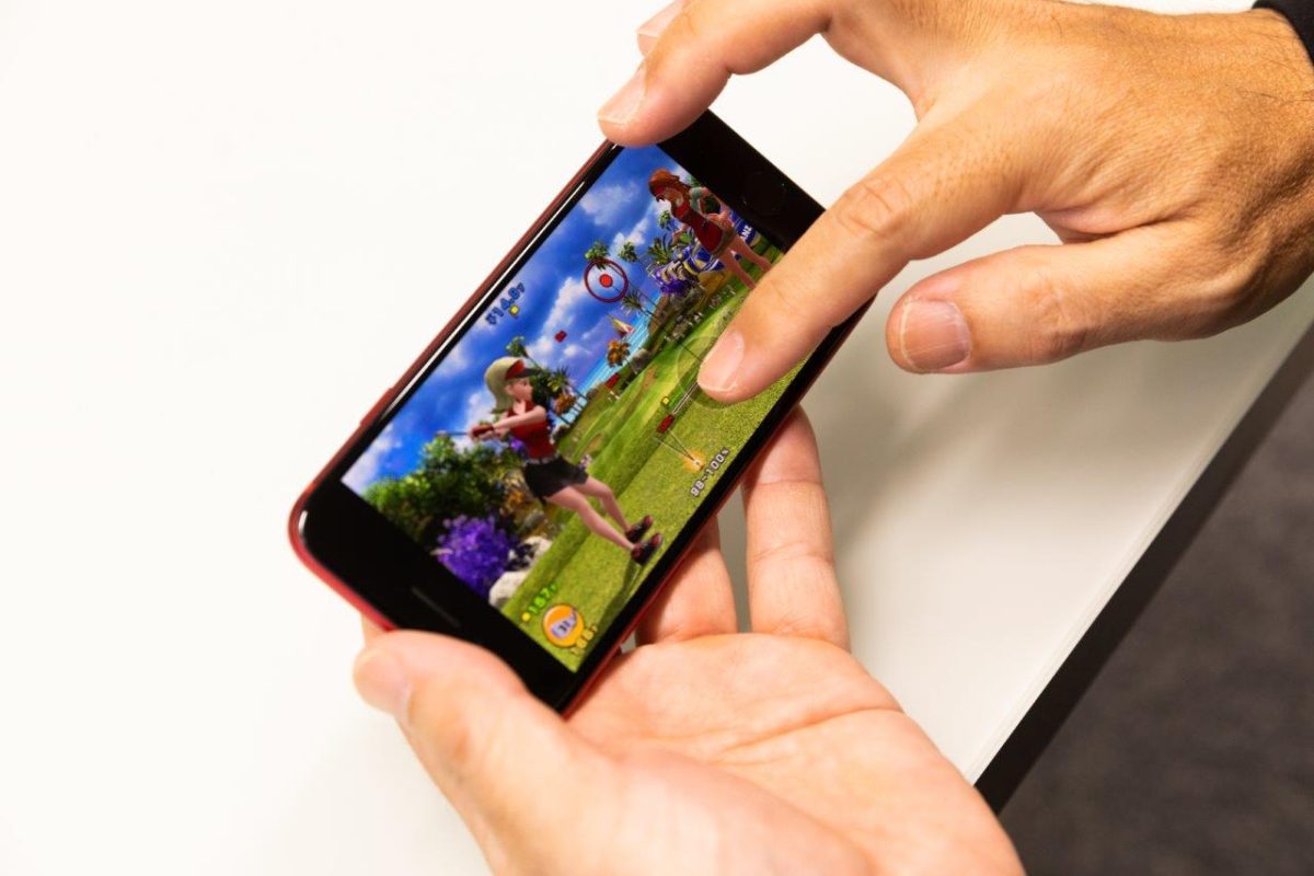 スマホならではのフリック入力で遊ぶ「いつでもGOLF」をプレーする小林康秀さん