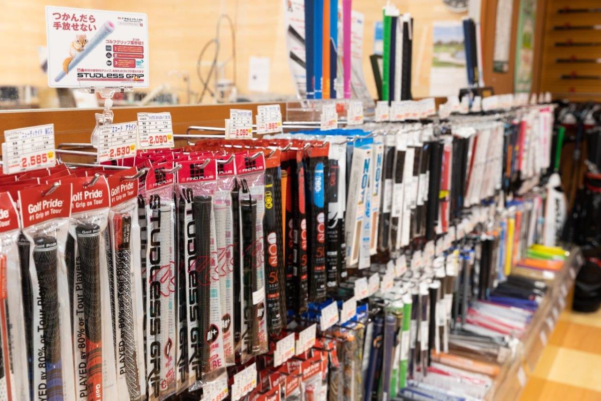 二木ゴルフ南町田店の工房スペース前、グリップコーナーにあるスタッドレスグリップ