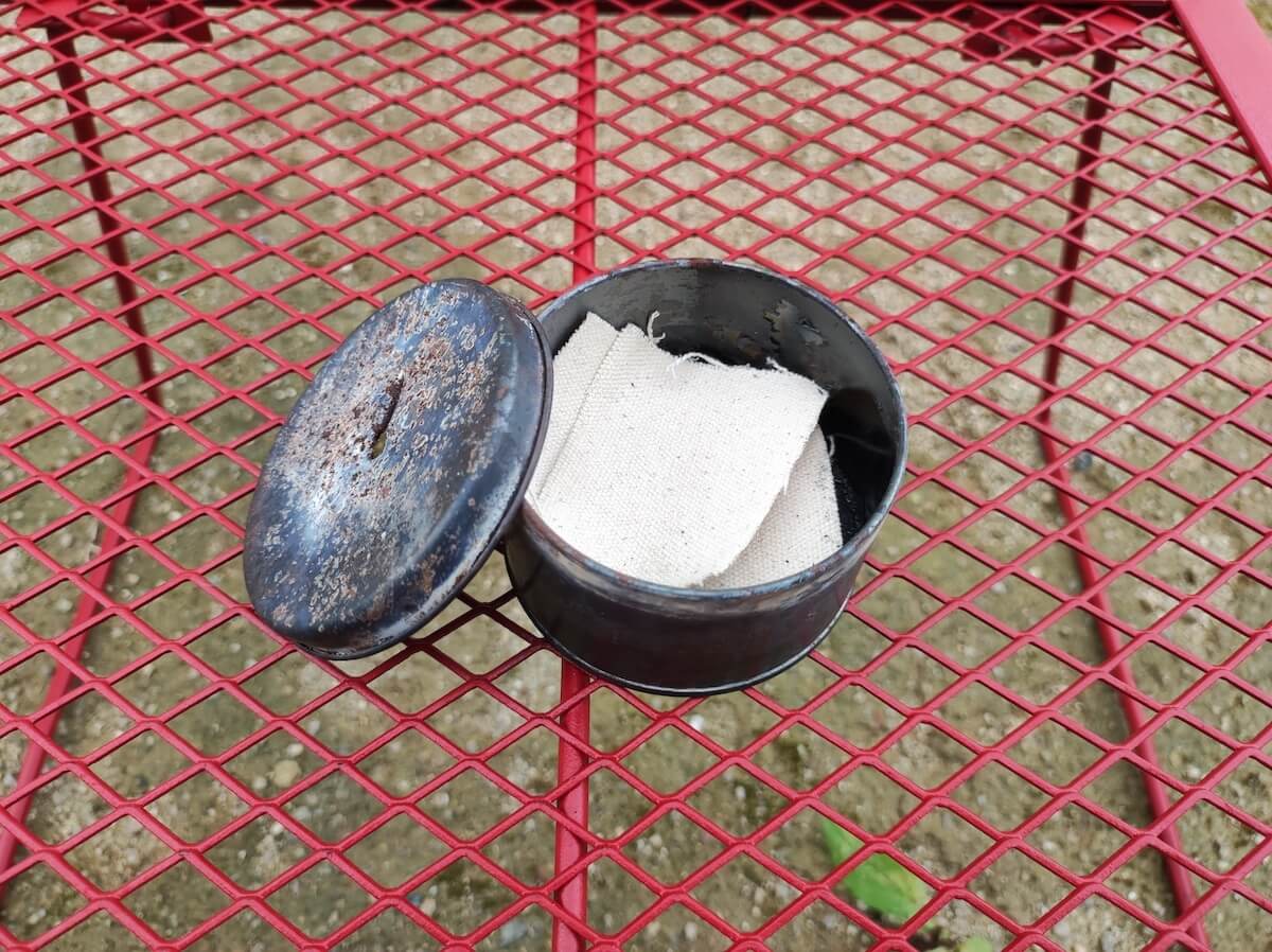 綿の布を缶に入れる