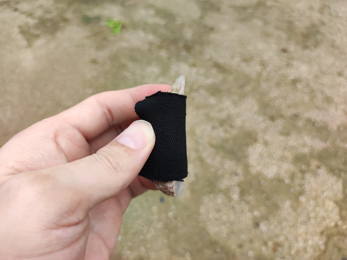 チャークロスを火打ち石にセットする