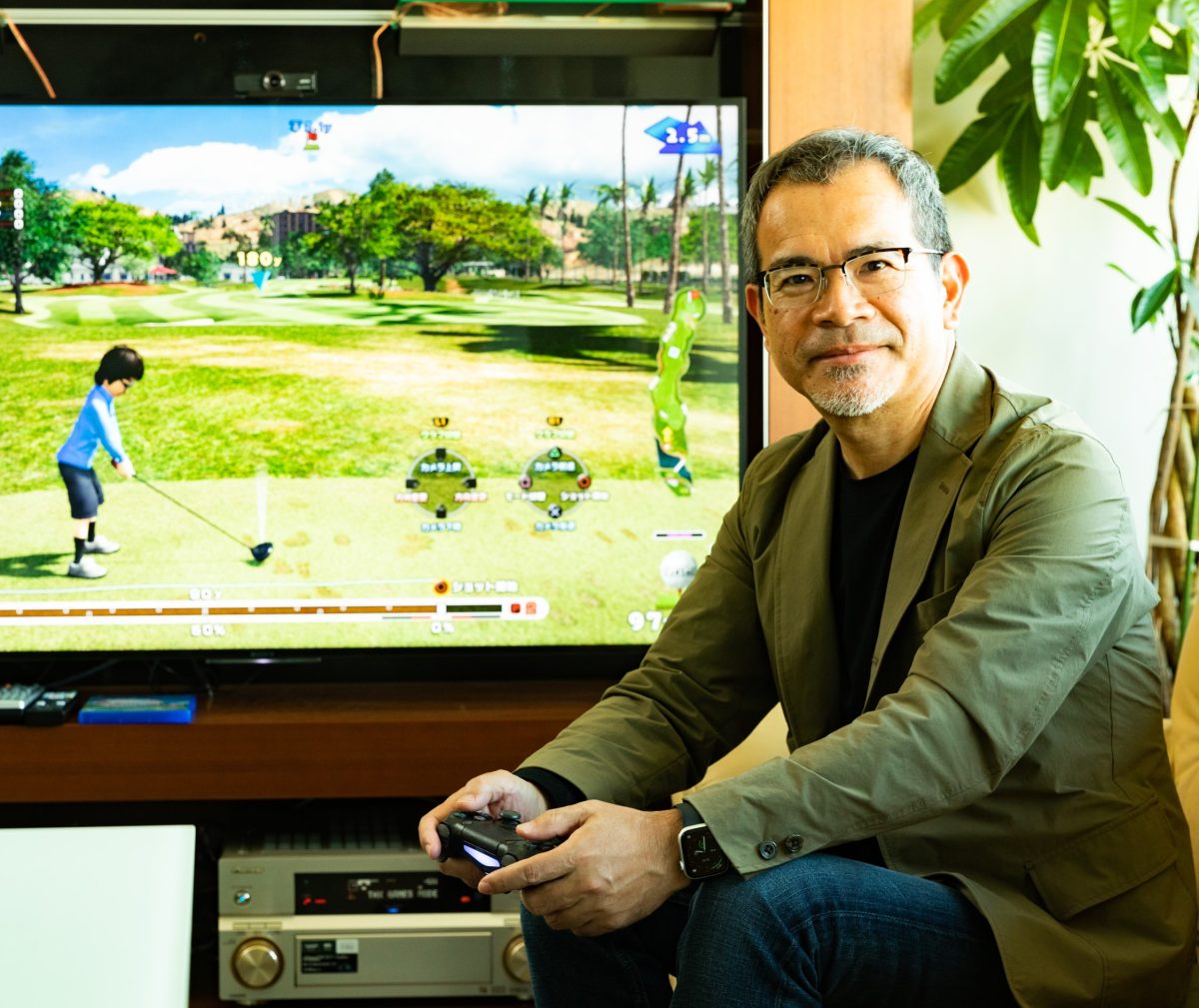 盟友の制作会社クラップハンズの事務所でみんなのゴルフ最新作をプレーする、初代みんなのゴルフプロデューサー小林康秀さん