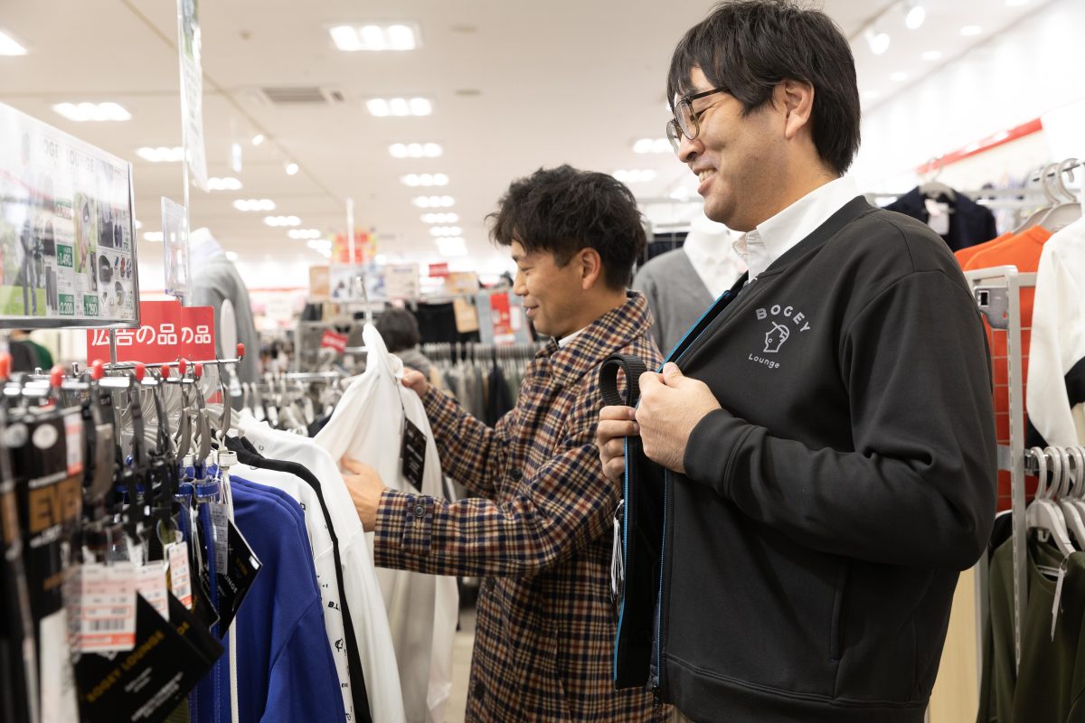 ボギーラウンジの商品のサイズを確かめる男性