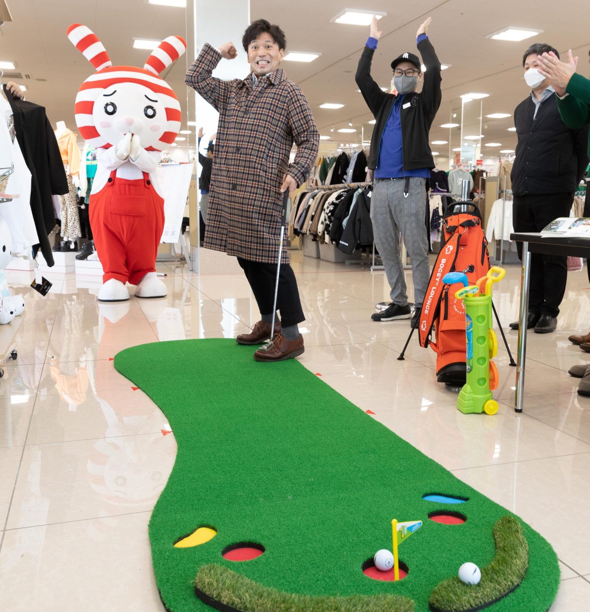 ボギーラウンジローンチイベントでパターチャレンジに挑み見事カップイン