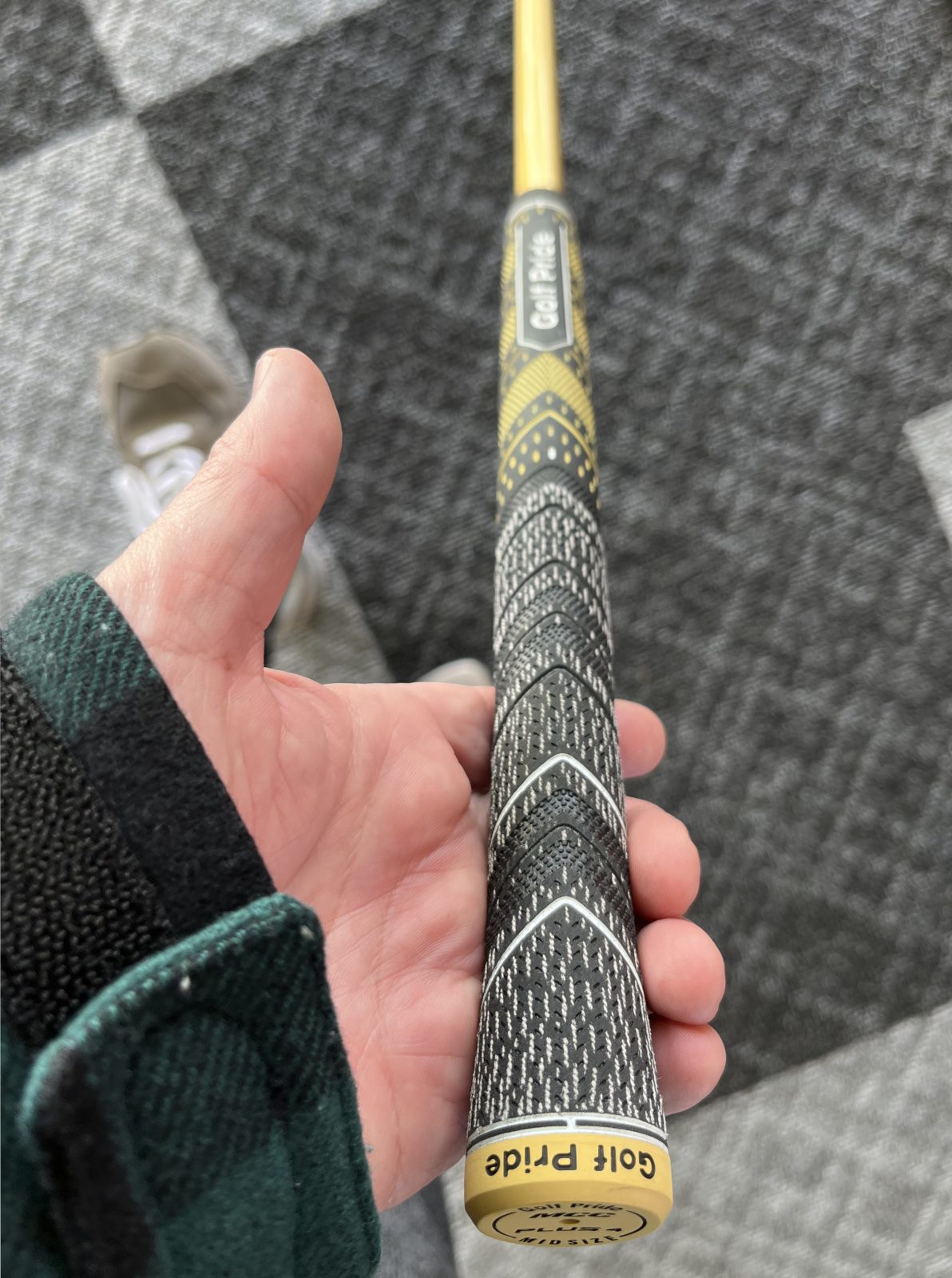 シャフト側がテーパーでなく寸胴になった下巻き4枚相当のMCC PLUS4をさらに太さを増したミッドサイズ