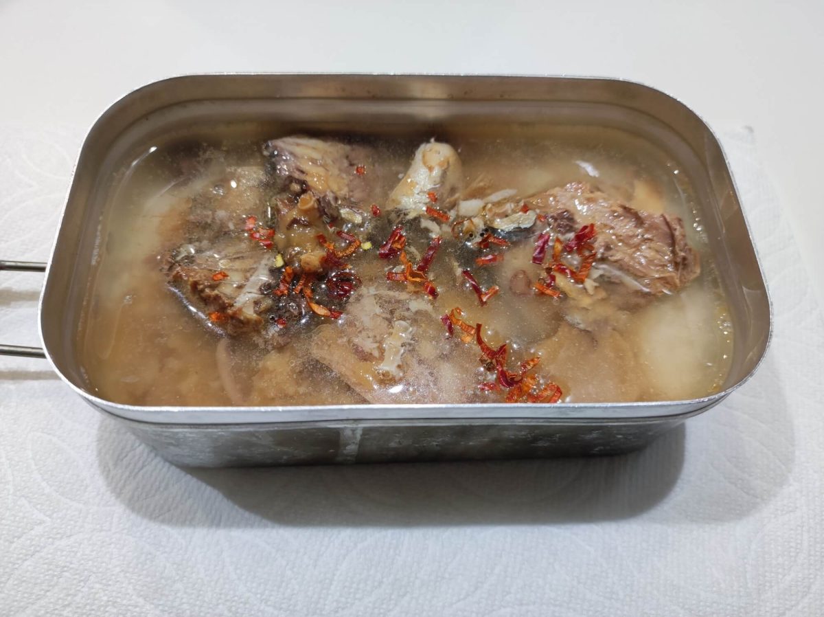 サバ缶をメスティンに投入