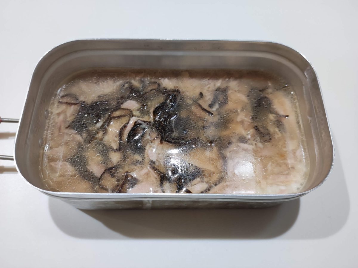 ツナ缶と塩昆布をメスティンに投入