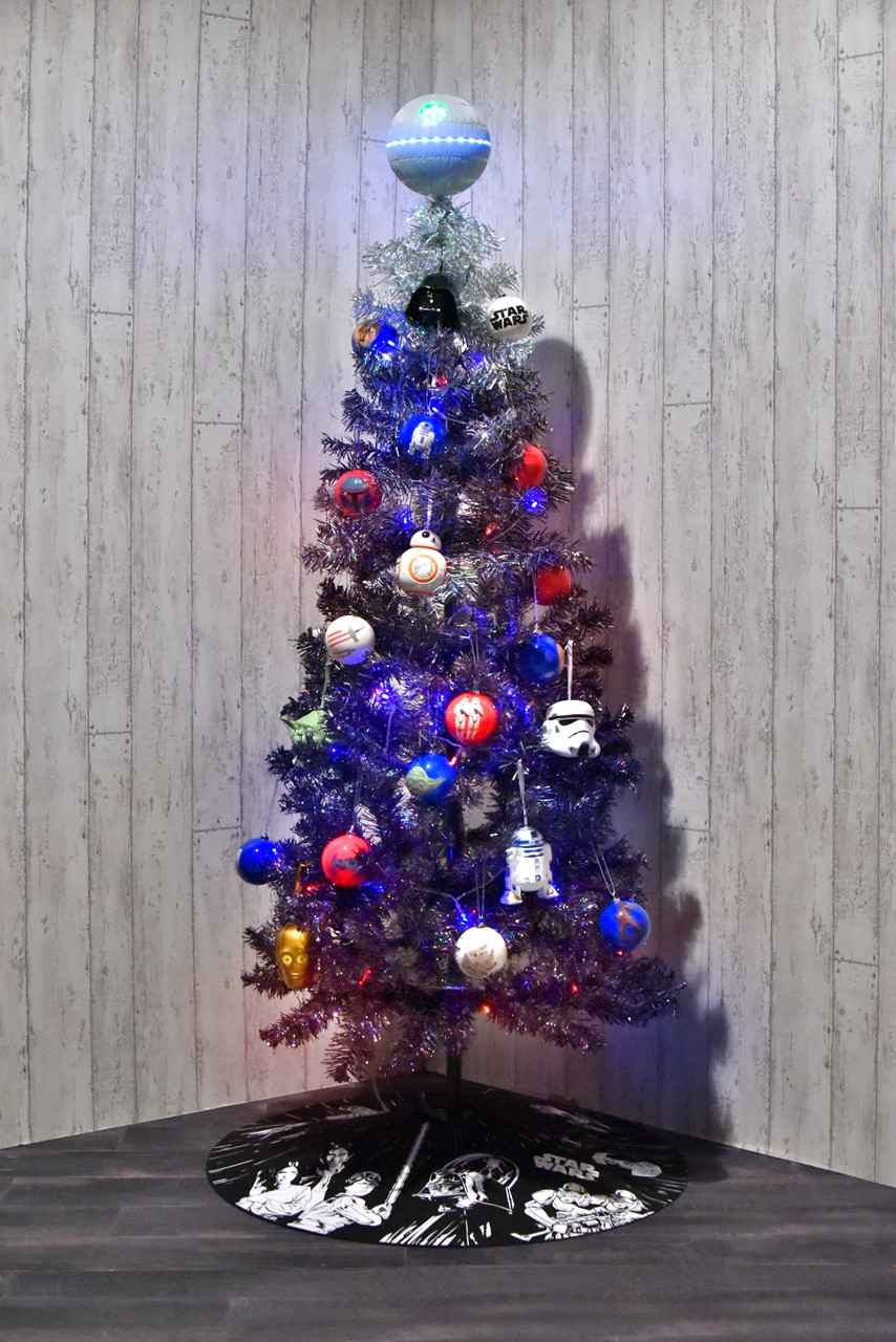 スター・ウォーズファンの心をくすぐる、極上のクリスマスツリー発見！ | Lightning