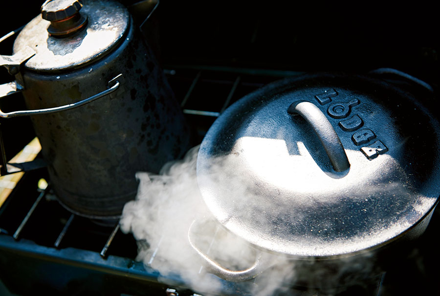 煮込み ロースト 蒸し 揚げ物 基本のダッチオーブンレシピ4選 フィールドライフ